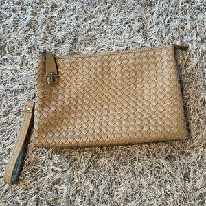 NUDE WRISTLET